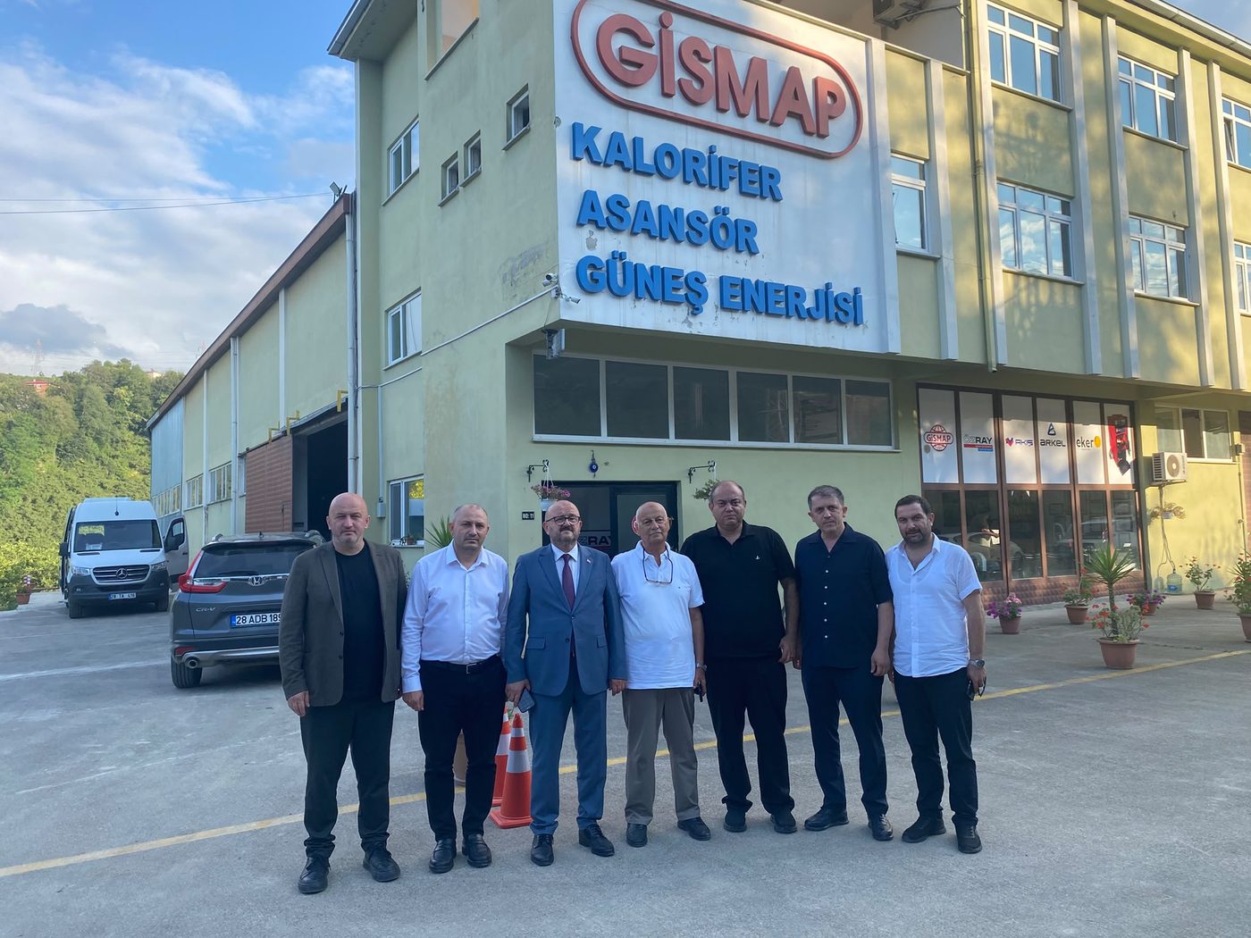 İşletme ziyaretinde grup fotoğrafı