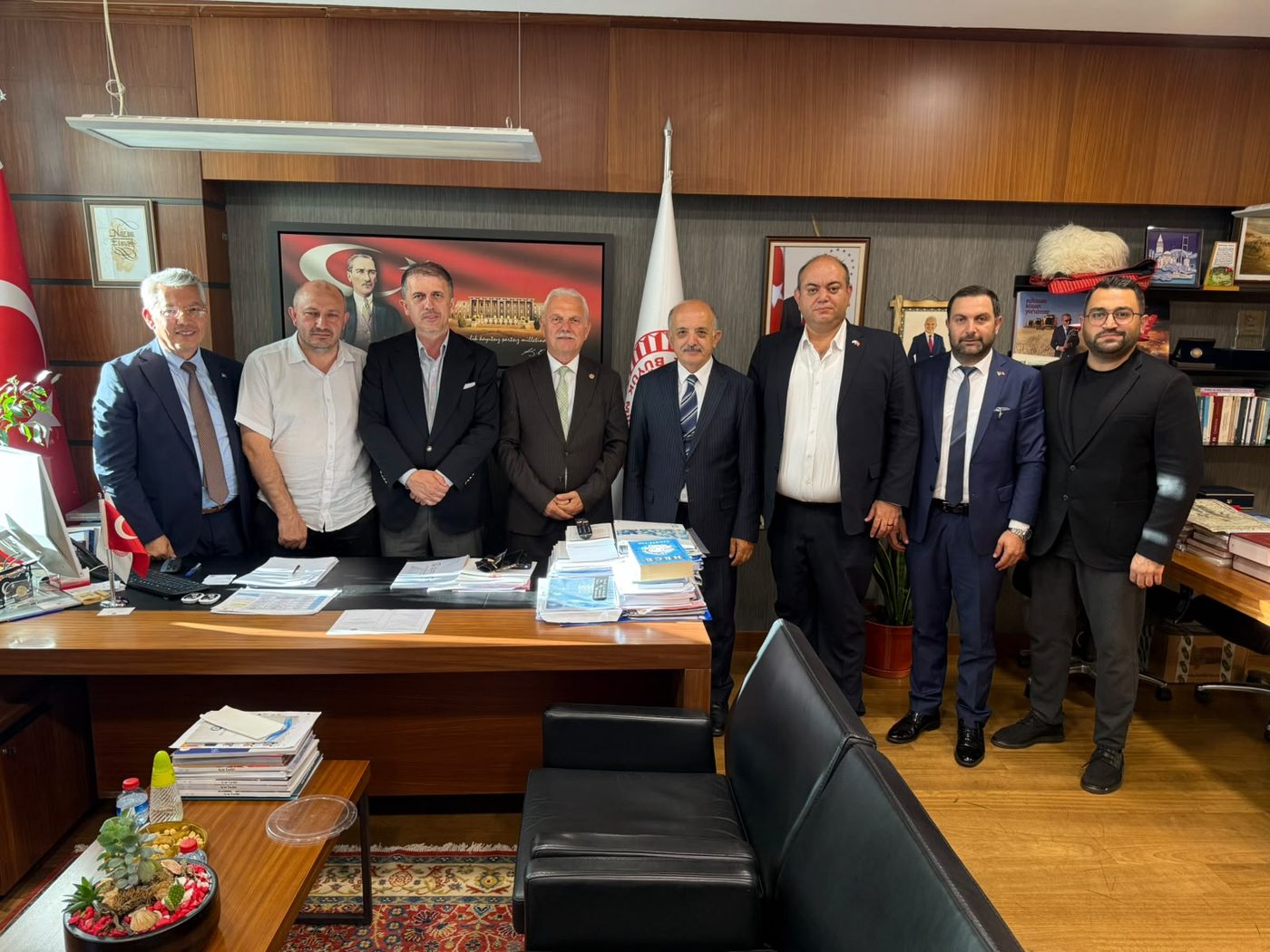 Makam ziyaretinde grup fotoğrafı