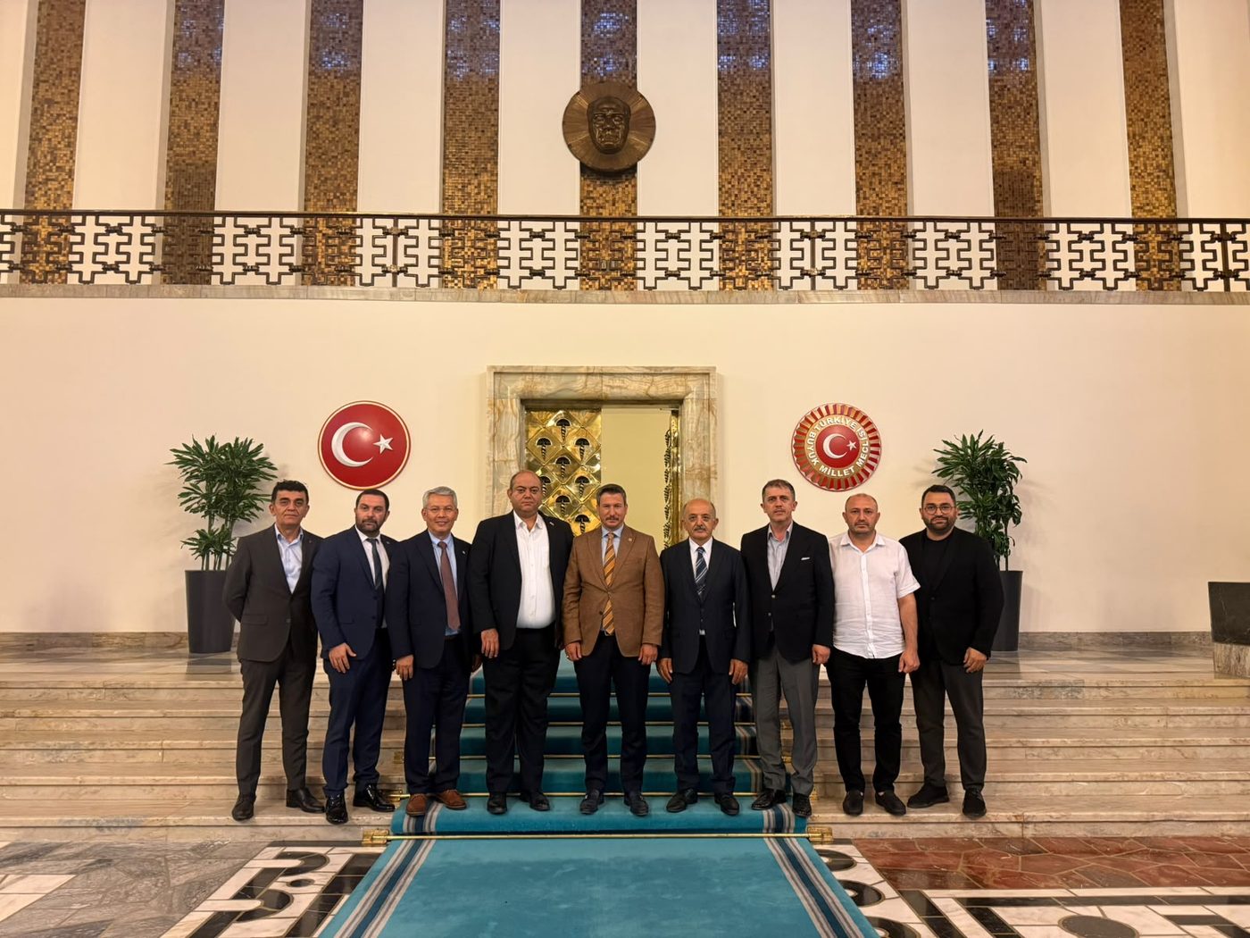 Kurum binasında ziyaret grubu
