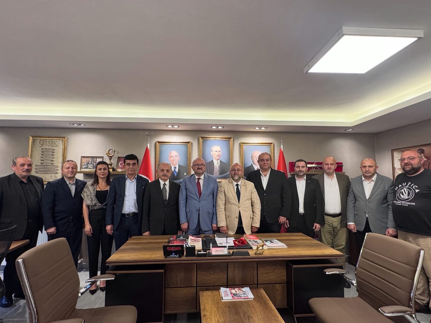 Ofiste grup fotoğrafı